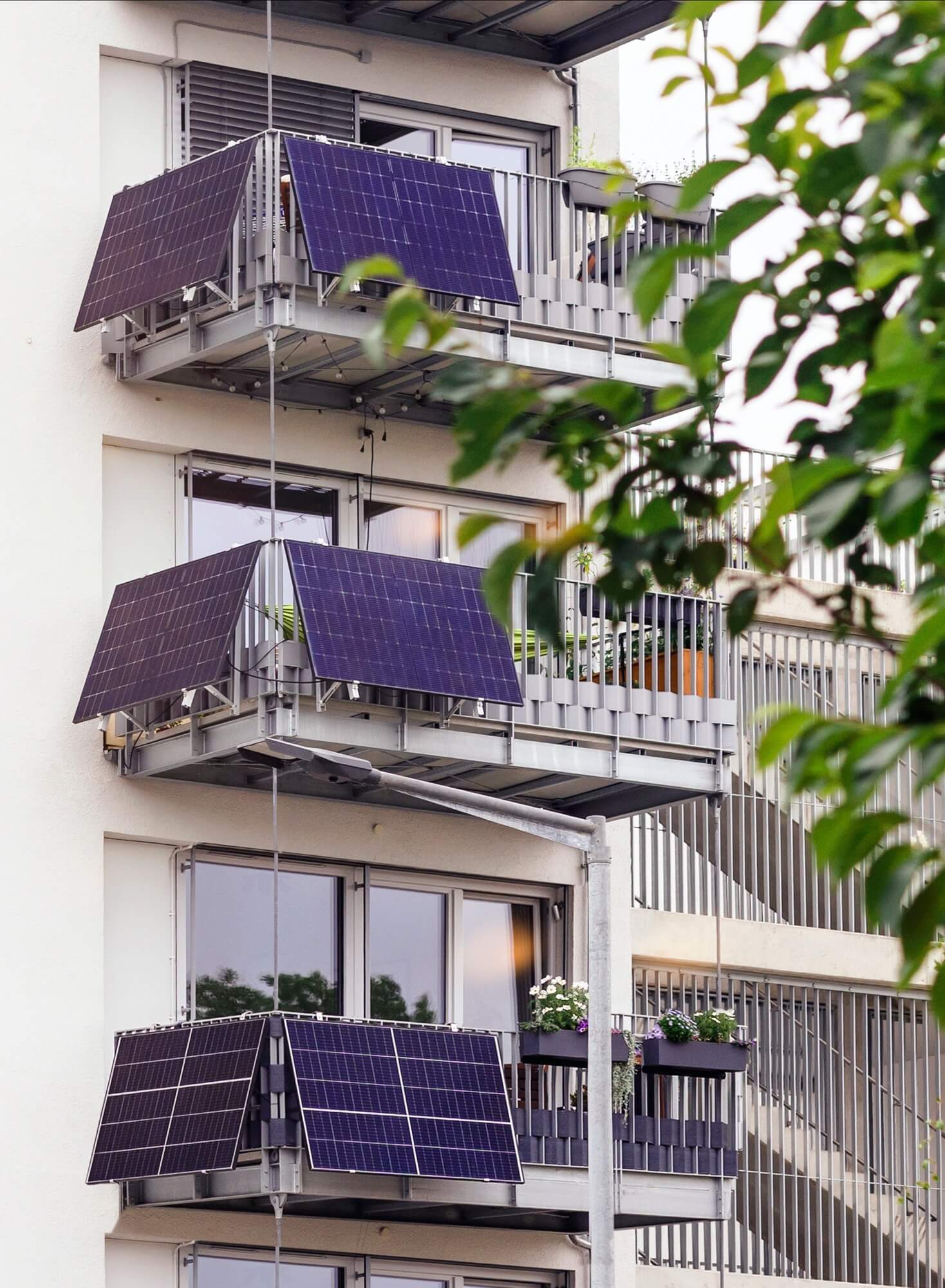 Modernes Balkonkraftwerk mit Solarmodulen am Balkon