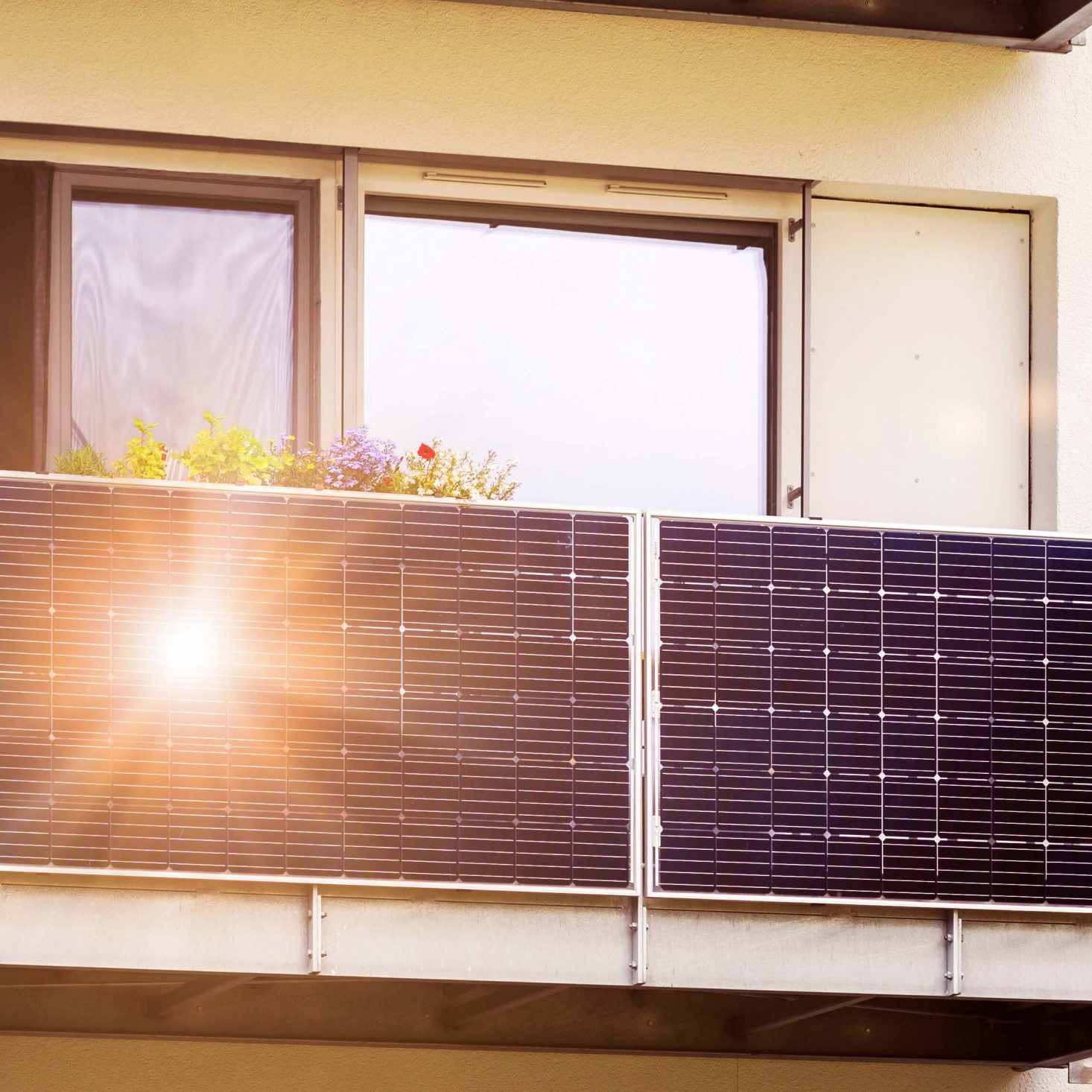 Balkonkraftwerk auf einem Balkon mit Solarmodulen zur nachhaltigen Stromerzeugung im privaten Haushalt
